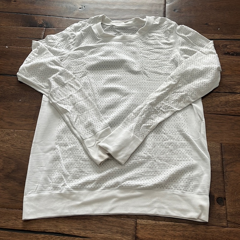 WHITE LONGSLEEVE LULULEMON TOP
